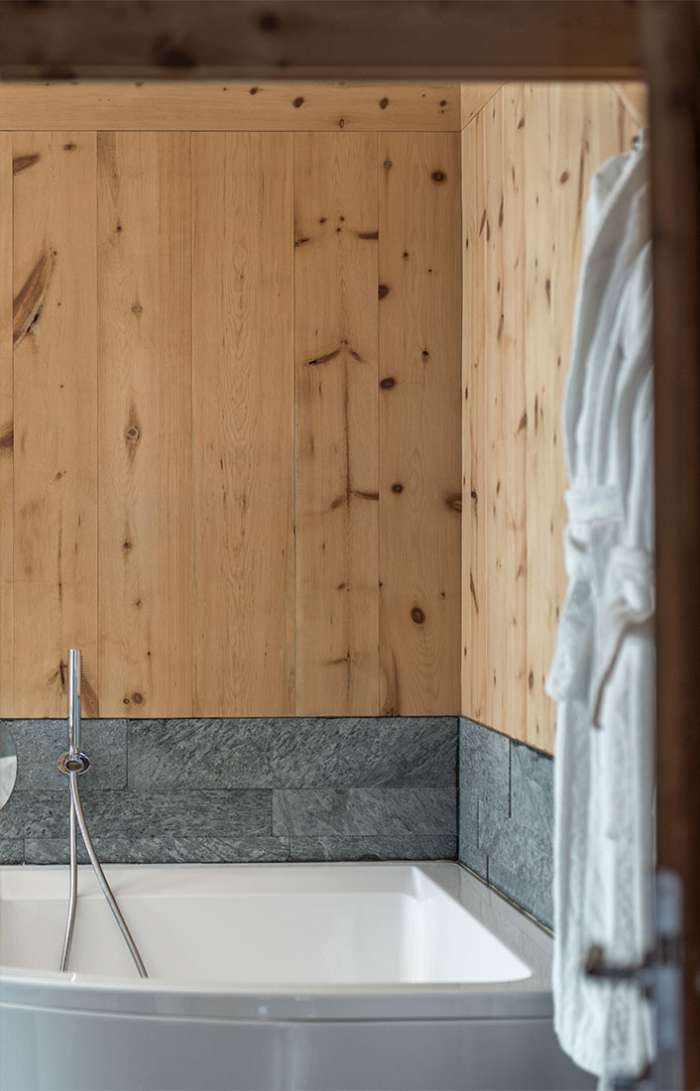 Corner bath in the suite